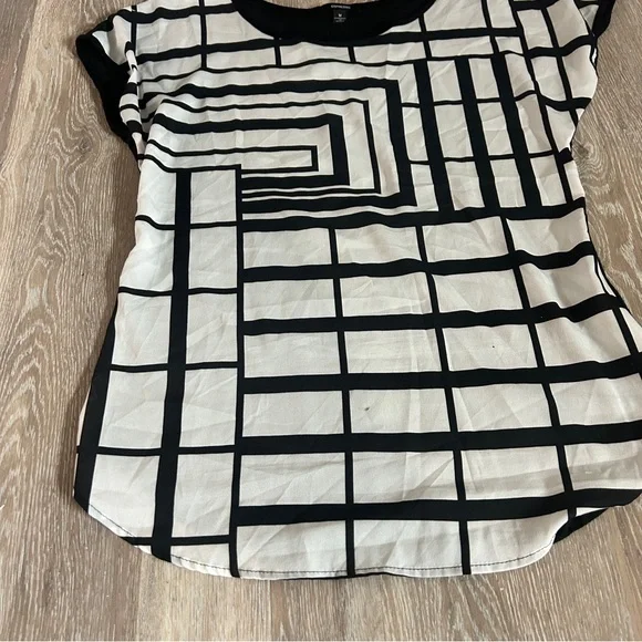 🖤 Espresso Geometric Grid Print Top – Size M - Picture 5 of 8